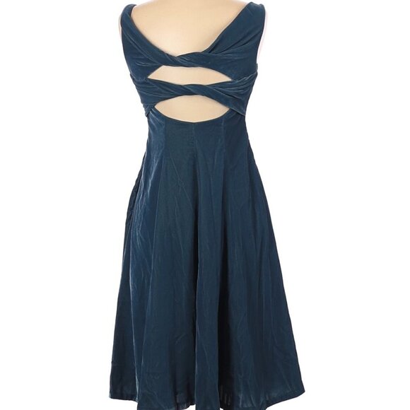 NWT Gal Meets Glam Christine Velvet Dress - Picture 5 of 7